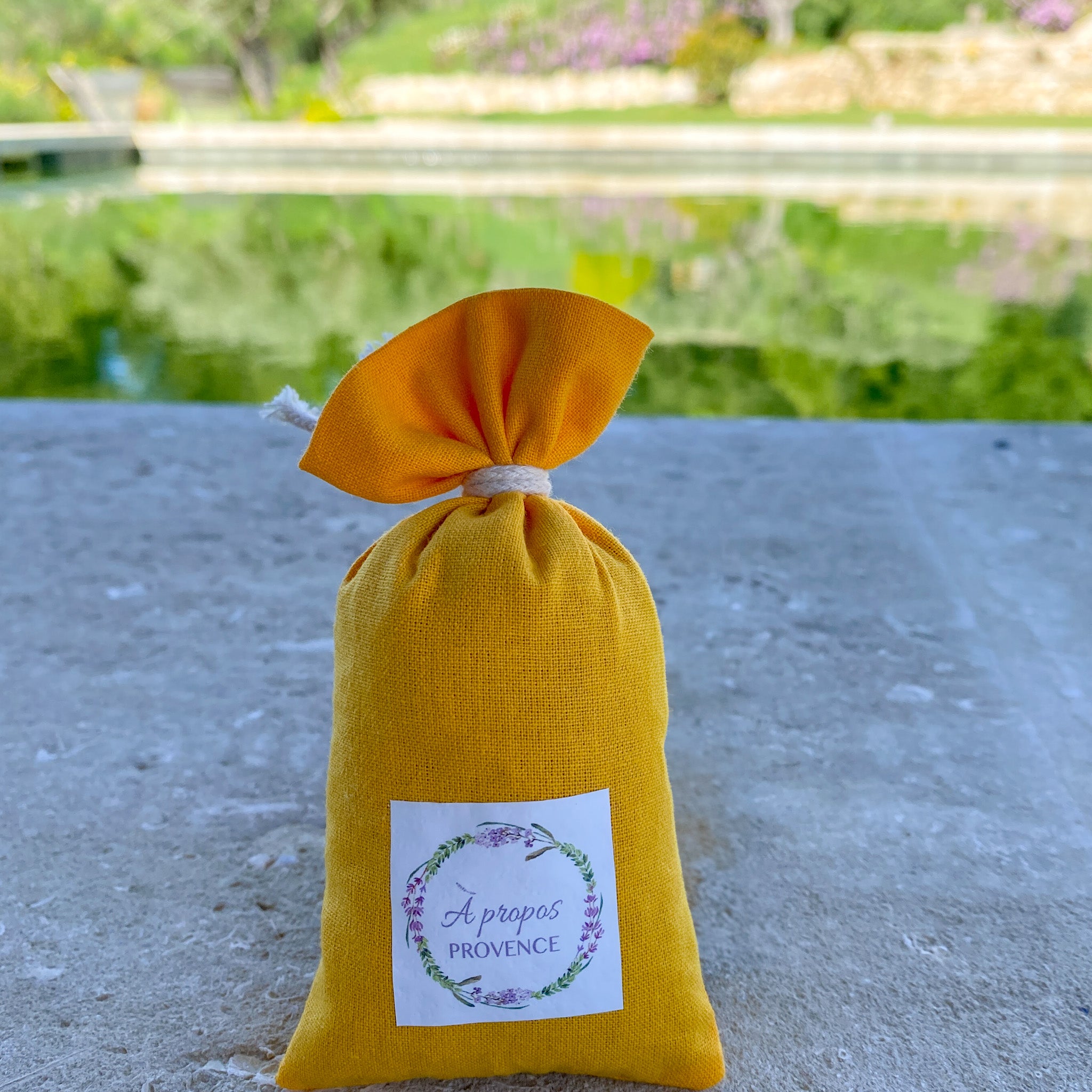 Gelb Lavendelsäckchen, gefüllt mit duftenden Bio-Lavendelblüten aus echtem Anguslila-Lavendel der Provence. Das handgenähte Säckchen aus feinem Stoff verströmt einen natürlichen, beruhigenden Duft – ideal zur Beduftung von Schränken, als Einschlafhilfe oder dekoratives Geschenk.