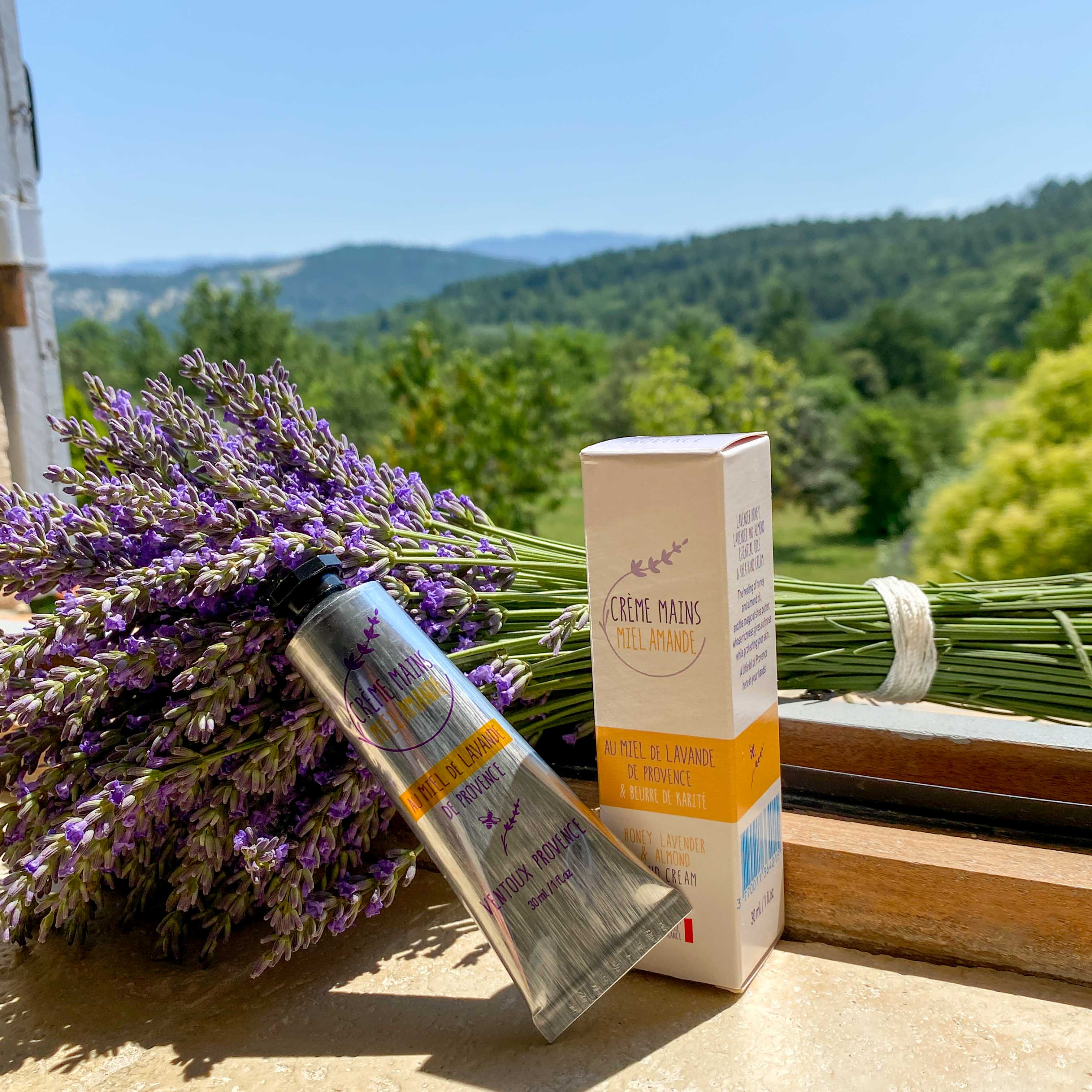 Bio Lavendel Handcreme mit Honig & Mandelduft 30 ml. Eine Handcreme, die den wunderbaren Duft der Provence vereint und Ihre Hände weich und seidig macht!