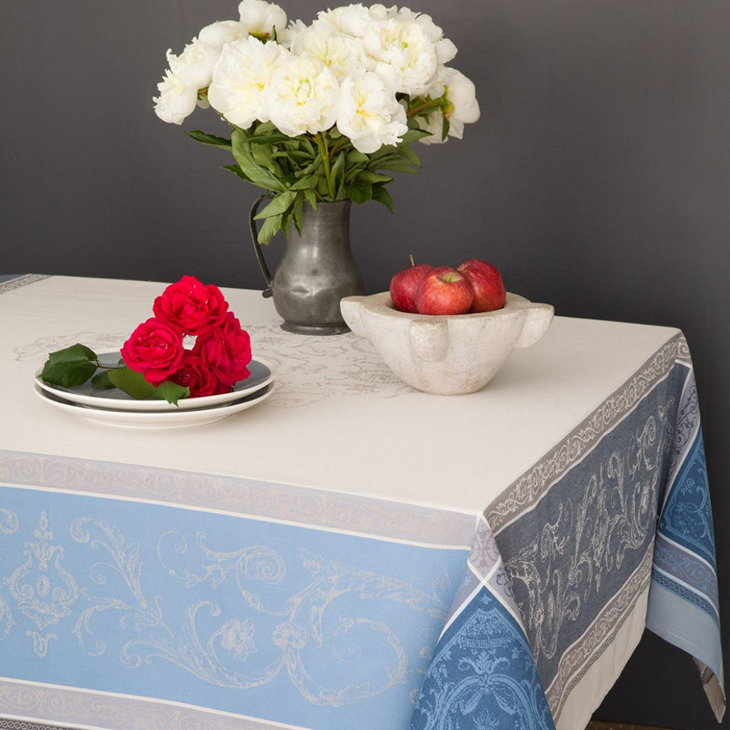 Elegantefleckabweisende-Tischdecke-blau-grau-beige