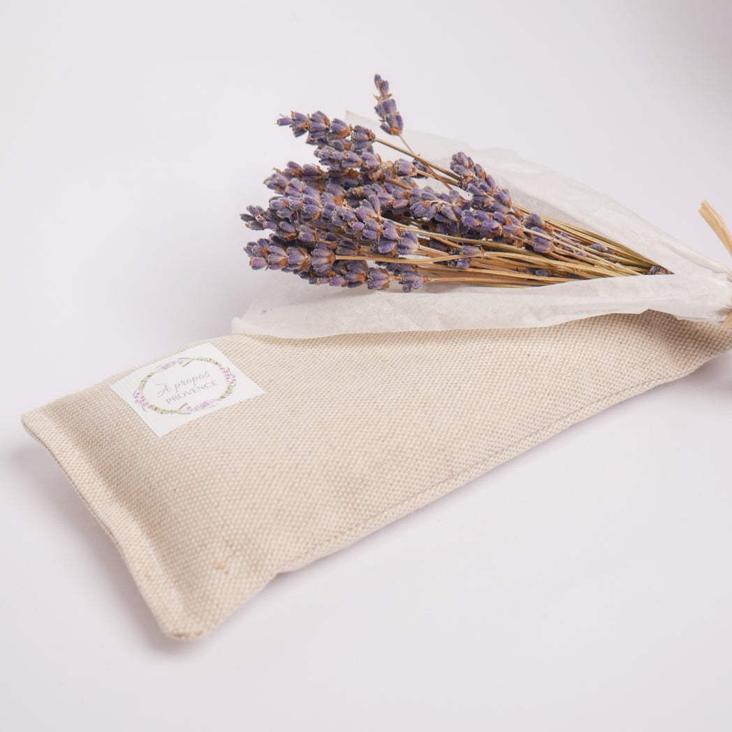 Beiges Lavendelsäckchen mit circa 28 g Lavendelblüten. Ideal zum Einschlafen, Entspannen. Für Kinderbett, Yoga, Einschlafen nach einem stressigen Alltag.