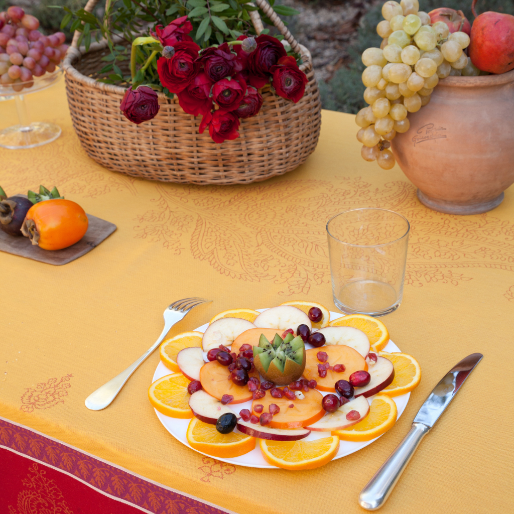 Eine sehr hübsche Tischdecke aus 100 % Baumwolle in den warmen Farben Orange, Gelb und Rot, die dank ihres Anti-Flecken-Schutzes sehr praktisch für den täglichen Gebrauch ist. Ein echter Hingucker!