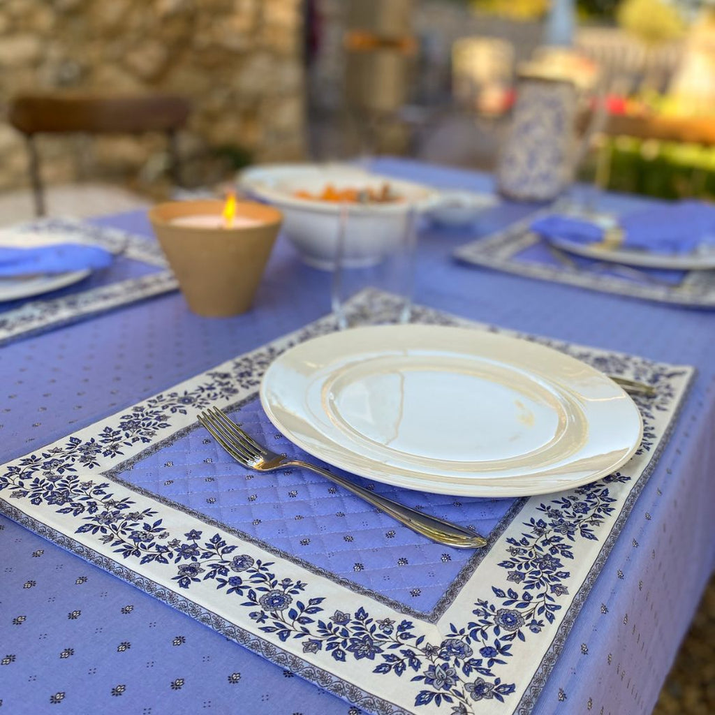 Eine sehr hübsche blaue Tischdecke aus reiner Baumwolle mit provenzalischen Mustern. Äußerst praktisch dank seines Acrylschutzes, der ihn wasser- und schmutzabweisend macht.