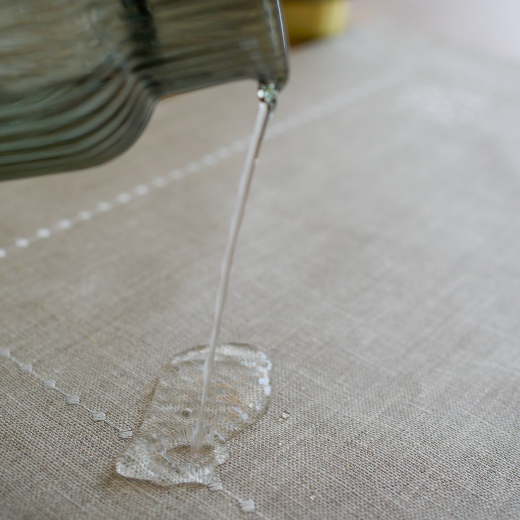 Abwaschbare Tischsets beige 100 % Leinen, edel bestickt mit einer Monogrammstickerei weiß. 