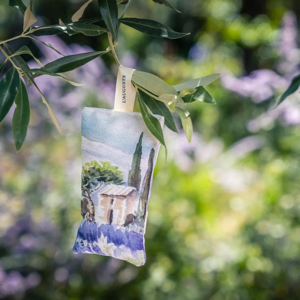 Unsere Bio-Lavendelsäckchen sind eine wahre Ode an die Eleganz und unendliche Schönheit der Landschaften der Provence. Aquarell auf beiden Seiten der Taschen mit natürlichen Tinten bedruckt.
