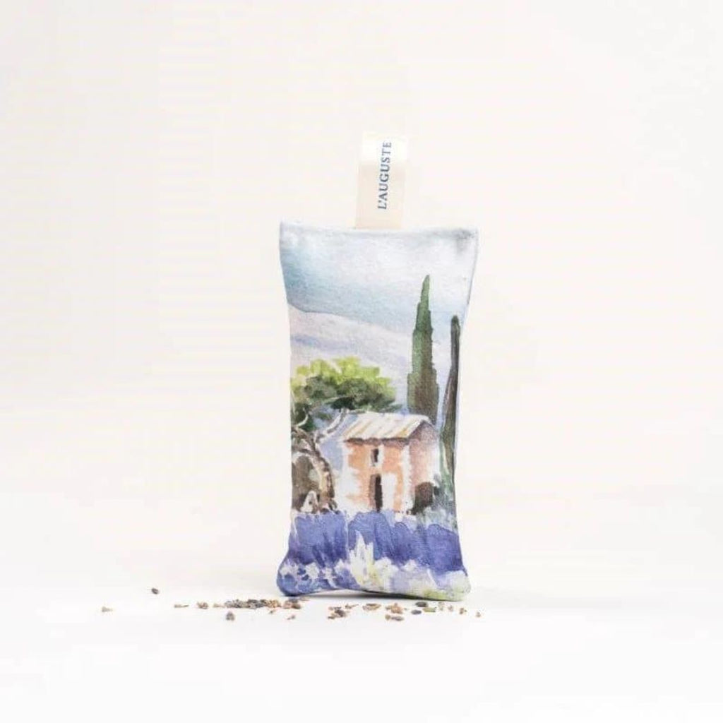 Unsere Bio-Lavendelsäckchen sind eine wahre Ode an die Eleganz und unendliche Schönheit der Landschaften der Provence. Aquarell auf beiden Seiten der Taschen mit natürlichen Tinten bedruckt.