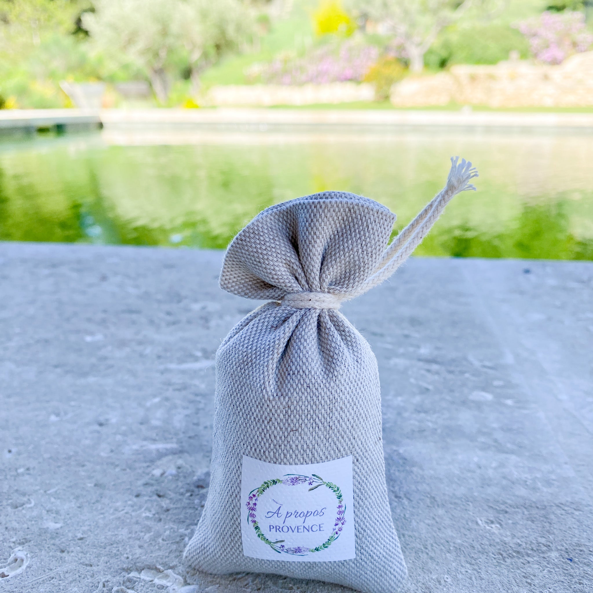Beige Lavendelsäckchen, gefüllt mit duftenden Bio-Lavendelblüten aus echtem Anguslila-Lavendel der Provence. Das handgenähte Säckchen aus feinem Stoff verströmt einen natürlichen, beruhigenden Duft – ideal zur Beduftung von Schränken, als Einschlafhilfe oder dekoratives Geschenk.