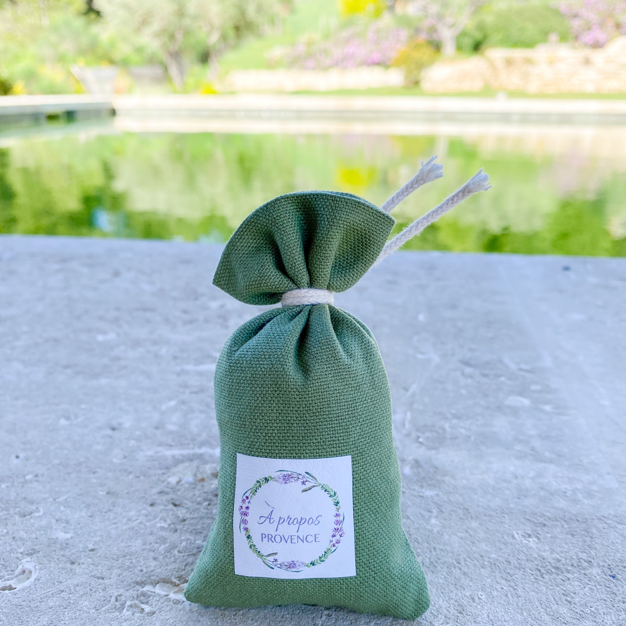 Grün Lavendelsäckchen, gefüllt mit duftenden Bio-Lavendelblüten aus echtem Anguslila-Lavendel der Provence. Das handgenähte Säckchen aus feinem Stoff verströmt einen natürlichen, beruhigenden Duft – ideal zur Beduftung von Schränken, als Einschlafhilfe oder dekoratives Geschenk.