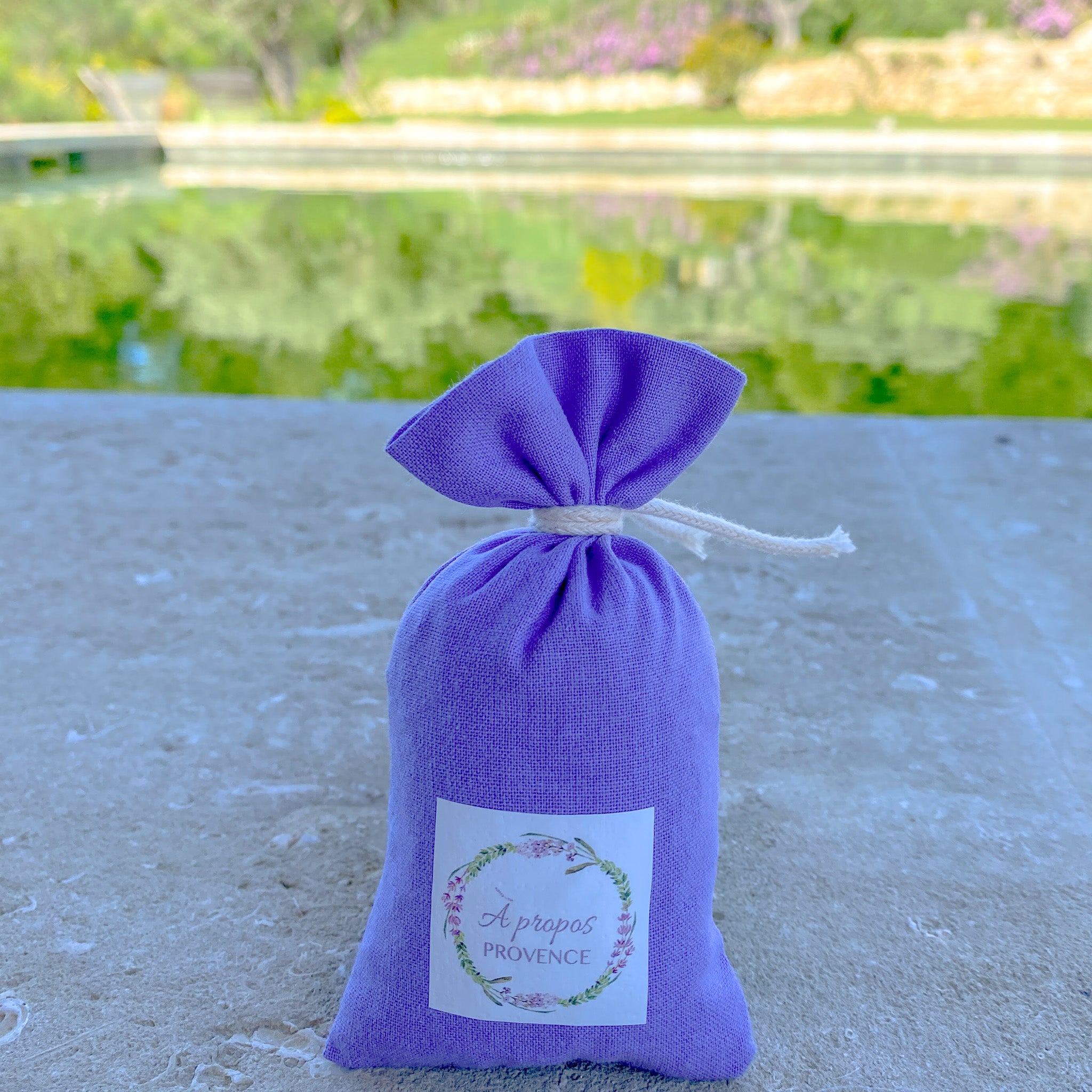 Lila Lavendelsäckchen, gefüllt mit duftenden Bio-Lavendelblüten aus echtem Anguslila-Lavendel der Provence. Das handgenähte Säckchen aus feinem Stoff verströmt einen natürlichen, beruhigenden Duft – ideal zur Beduftung von Schränken, als Einschlafhilfe oder dekoratives Geschenk.
