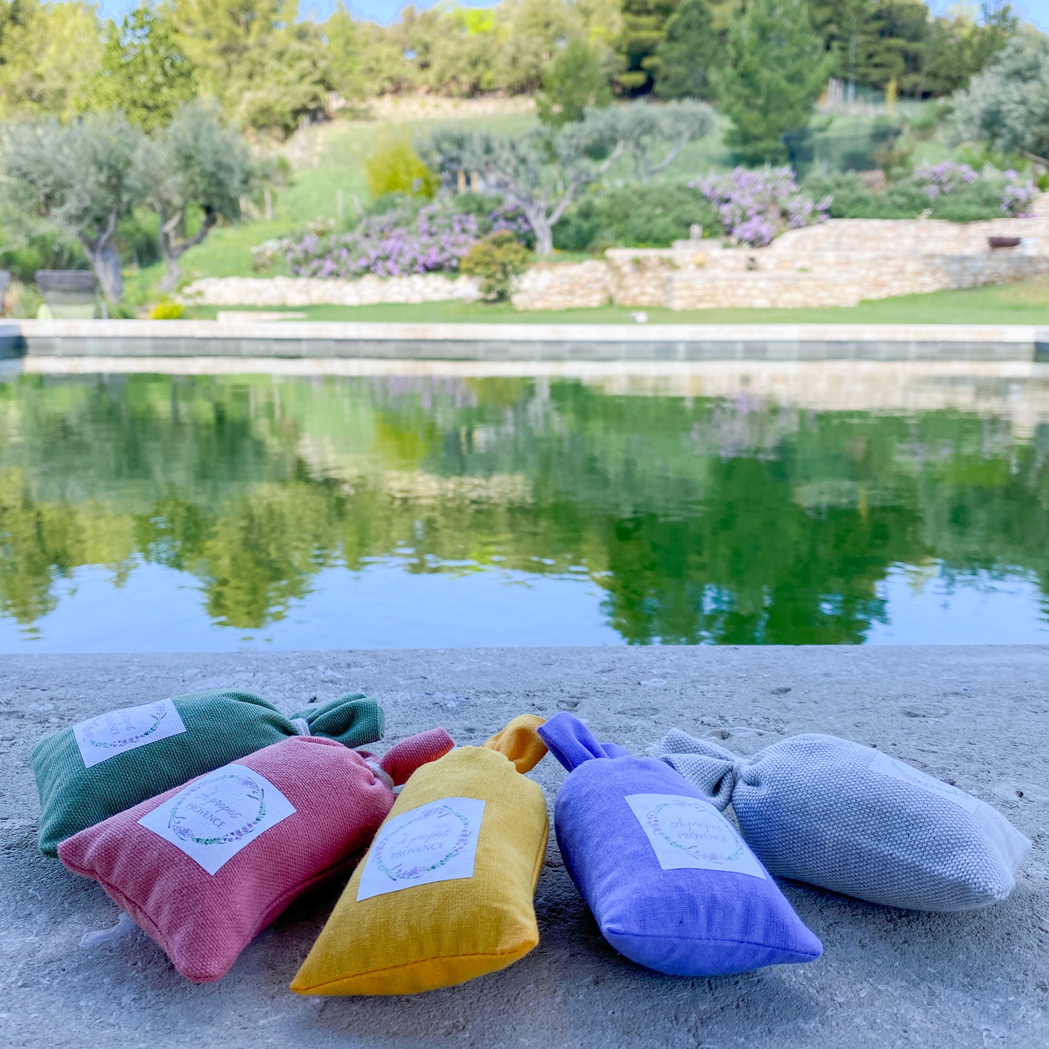 Lavendelsäckchen, gefüllt mit duftenden Bio-Lavendelblüten aus echtem Anguslila-Lavendel der Provence. Das handgenähte Säckchen aus feinem Stoff verströmt einen natürlichen, beruhigenden Duft – ideal zur Beduftung von Schränken, als Einschlafhilfe oder dekoratives Geschenk.