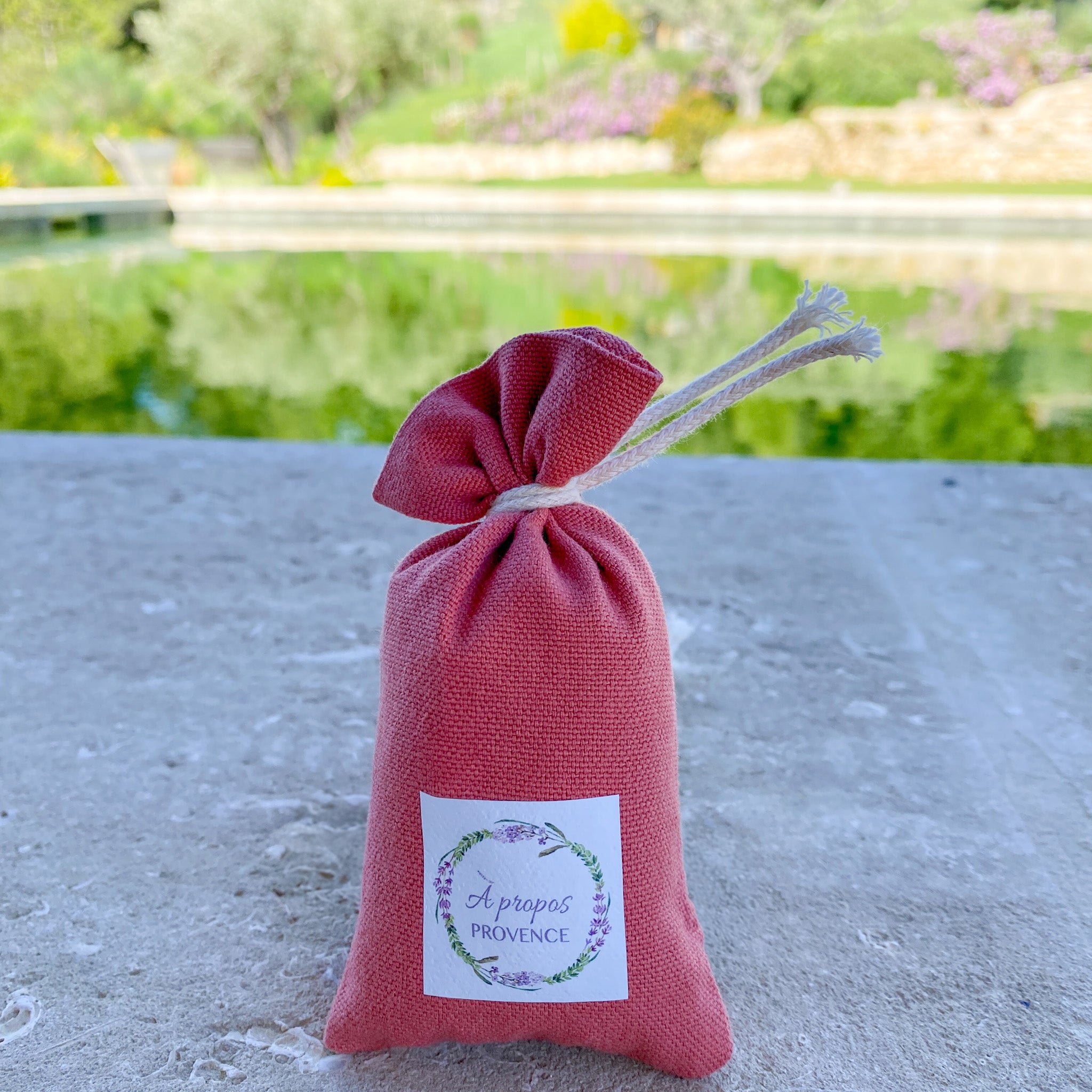Terrakotta Lavendelsäckchen, gefüllt mit duftenden Bio-Lavendelblüten aus echtem Anguslila-Lavendel der Provence. Das handgenähte Säckchen aus feinem Stoff verströmt einen natürlichen, beruhigenden Duft – ideal zur Beduftung von Schränken, als Einschlafhilfe oder dekoratives Geschenk.