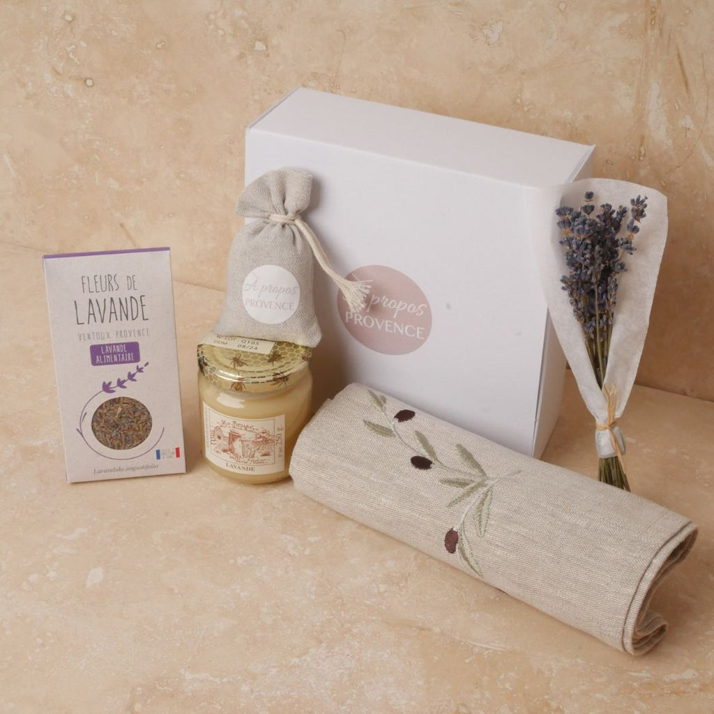 Suchen Sie eine Weihnachtsgeschenkbox mit hochwertigen provenzalischen Produkten? Die Produkte sind die optimalen Begleiter um in der Küche ein Geschmackserlebnis zu zaubern und den wahren Duft aus der Provence zu erleben. Geschenkbox zum Genießen und Kochen. Mit Leinen Geschirrtuch, Lavendelhonig, Lavendelblüten, Lavendelsäckchen, Lavendel-Sträußchen.
