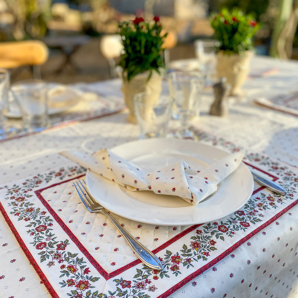 Rot-weiß gestepptes Tischset mit kleinen Blumenmustern