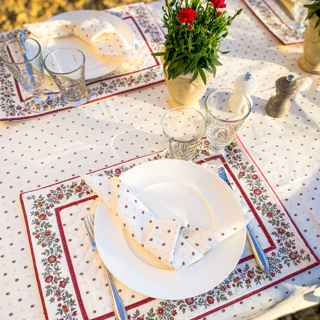 Rot-weiß gestepptes Tischset mit kleinen Blumenmustern