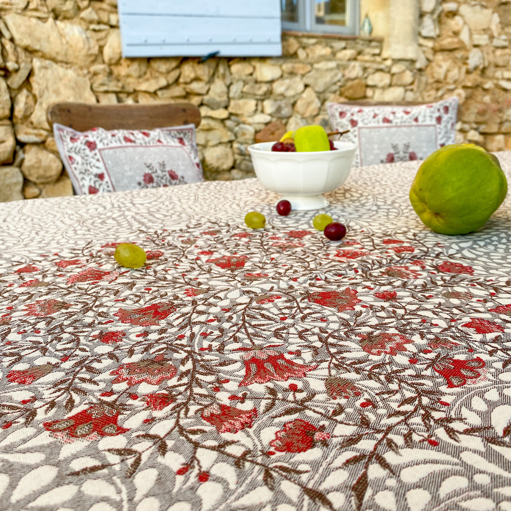 Suchen Sie eine prächtige dekorative Tischdecke, die Eleganz bringt? Auf diesem Foto handelt es sich um eine Tischdecke in einem sehr hochwertigen Jacquard-Stoff, an der Sie sehr lange Freude haben werden. Ein Hauch von Eleganz für die Dekoration Ihres Wohnzimmers oder Ihres Esstisches.