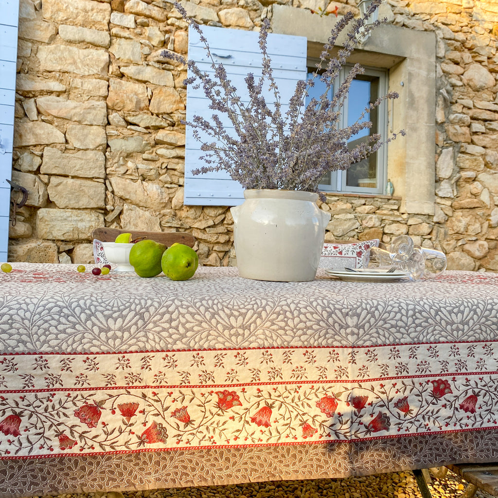 Suchen Sie eine prächtige dekorative Tischdecke, die Eleganz bringt? Auf diesem Foto handelt es sich um eine Tischdecke in einem sehr hochwertigen Jacquard-Stoff, an der Sie sehr lange Freude haben werden. Ein Hauch von Eleganz für die Dekoration Ihres Wohnzimmers oder Ihres Esstisches.