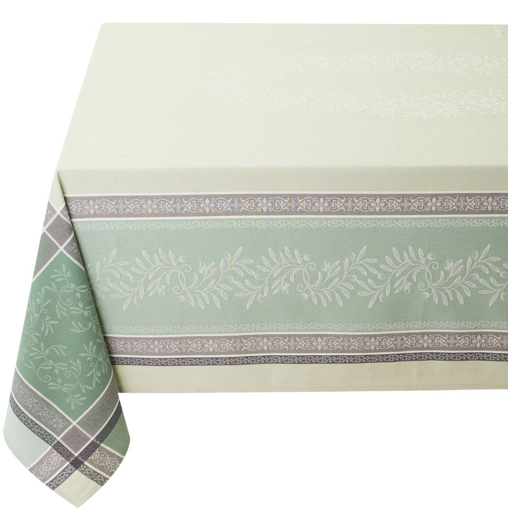 Diese Jacquard-Tischdecke aus reiner Baumwolle mit Anti-Flecken-Behandlung zeigt die Motive der Provence mit ihren Olivenzweigen in hellgrünen Farben.