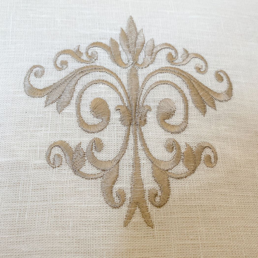 Kissenbezug aus reinem Leinen mit dekorativer Ornament-Stickerei. Dieses Dekokissen ist weisse mit beiger Stickerei.