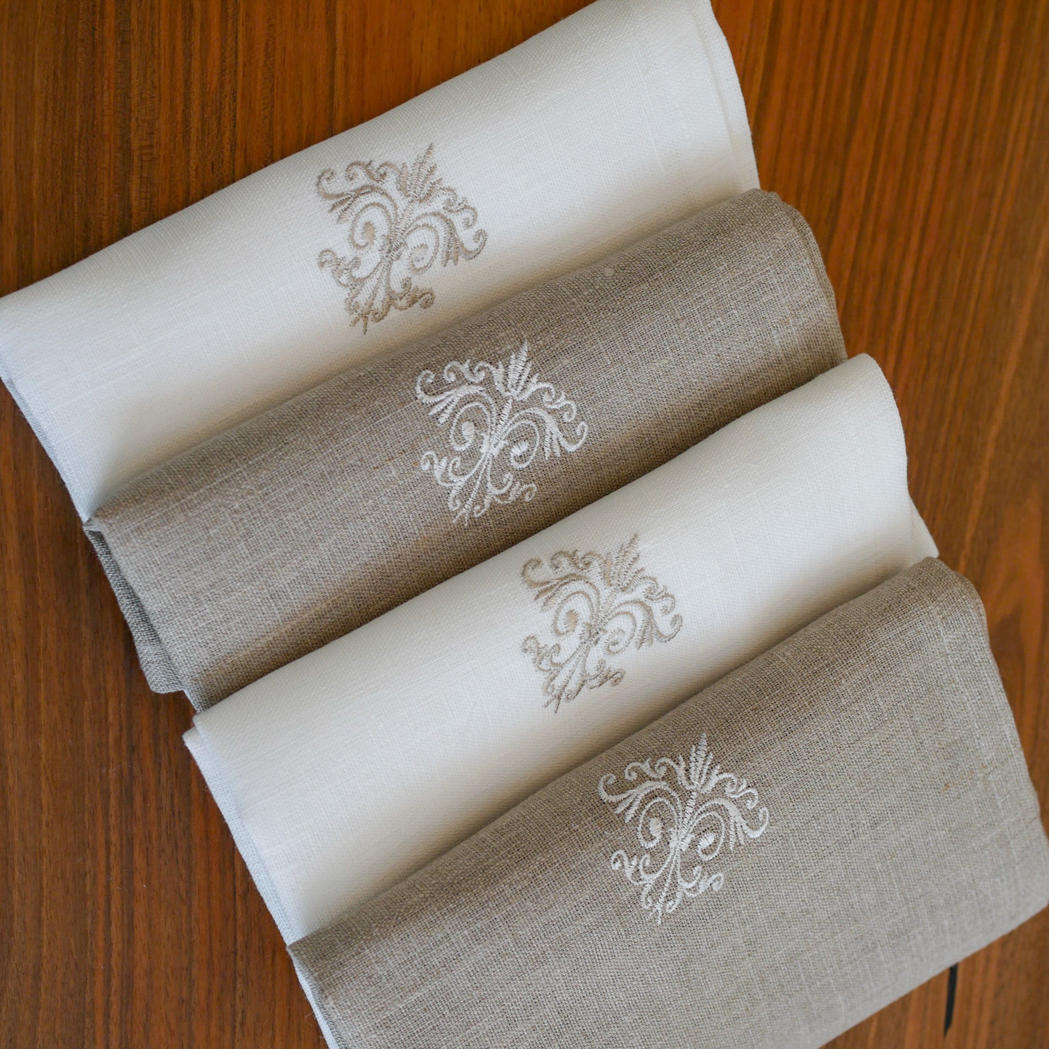 Leinenservietten, mit feiner Stickerei mit Ornamentmotiv. Der elegante und zeitlose Shabby-Chic-Stil!