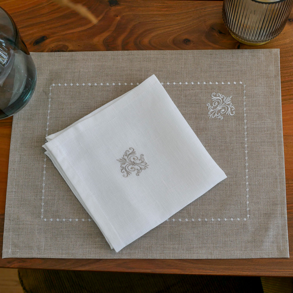 Weiße Leinenservietten, mit feiner Stickerei mit Ornamentmotiv. Der elegante und zeitlose Shabby-Chic-Stil!  
