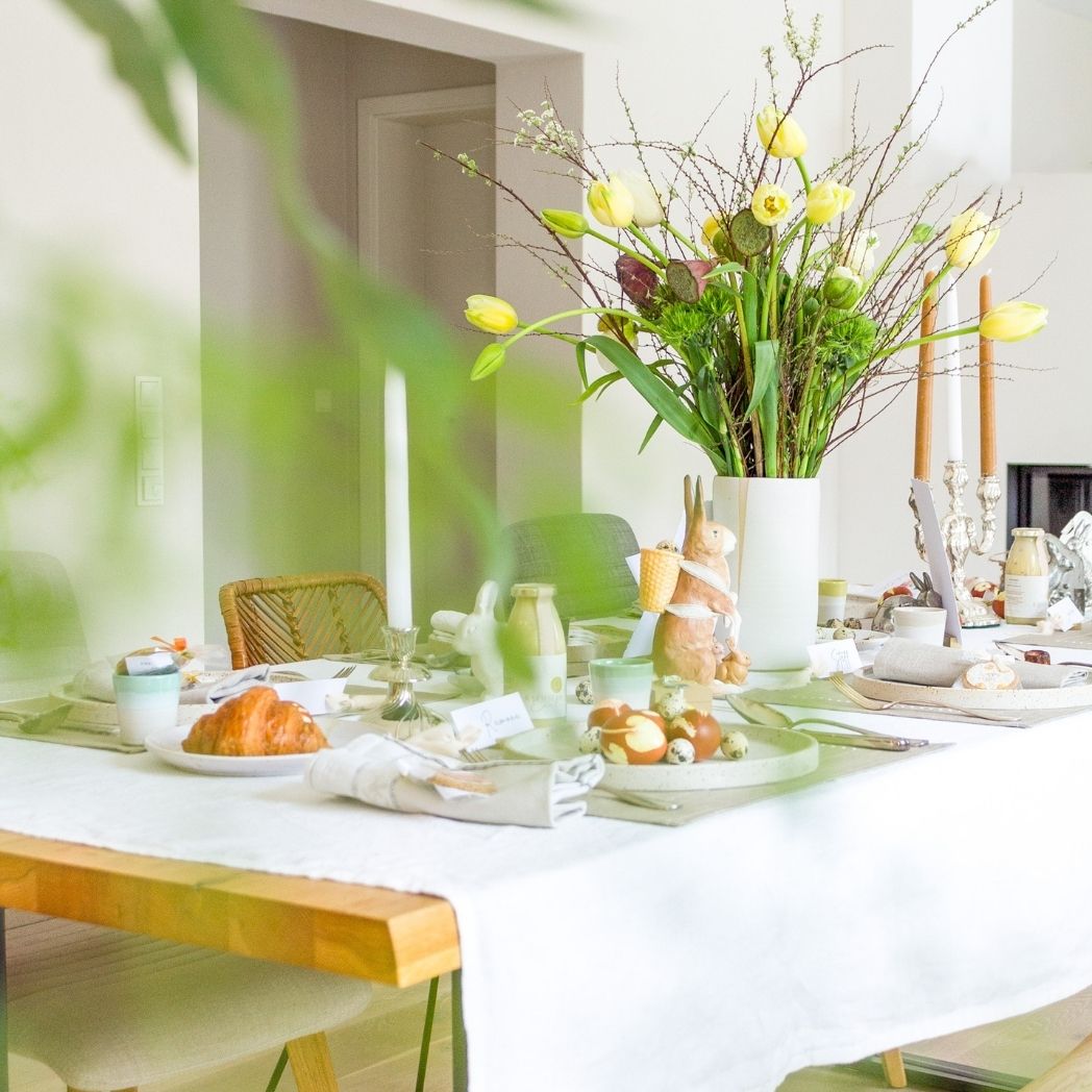 Weiße Ostertischdecke aus Leinen