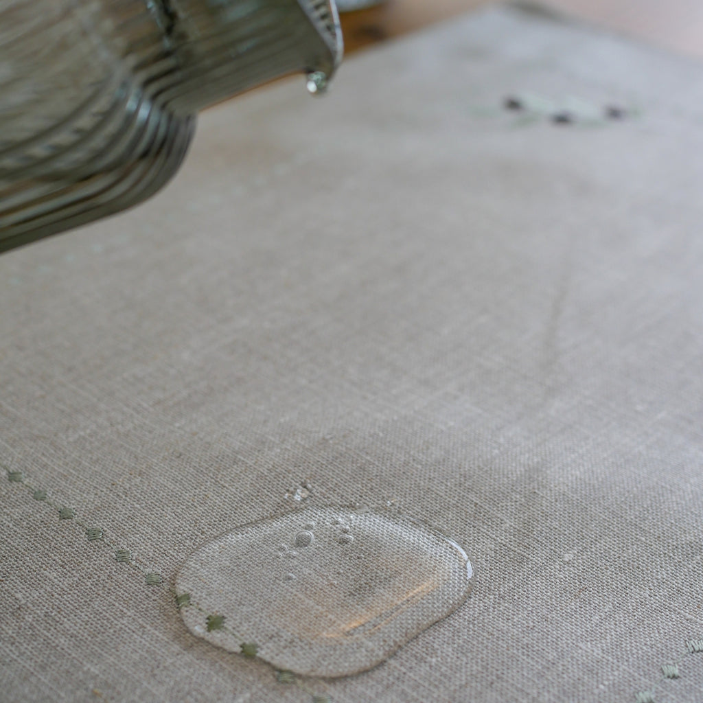 Waschbares Tischset aus Leinen mit Olivenstickereii. Sehr pflegeleicht, da es einfach mit einem feuchten Schwamm abgewaschen werden kann.