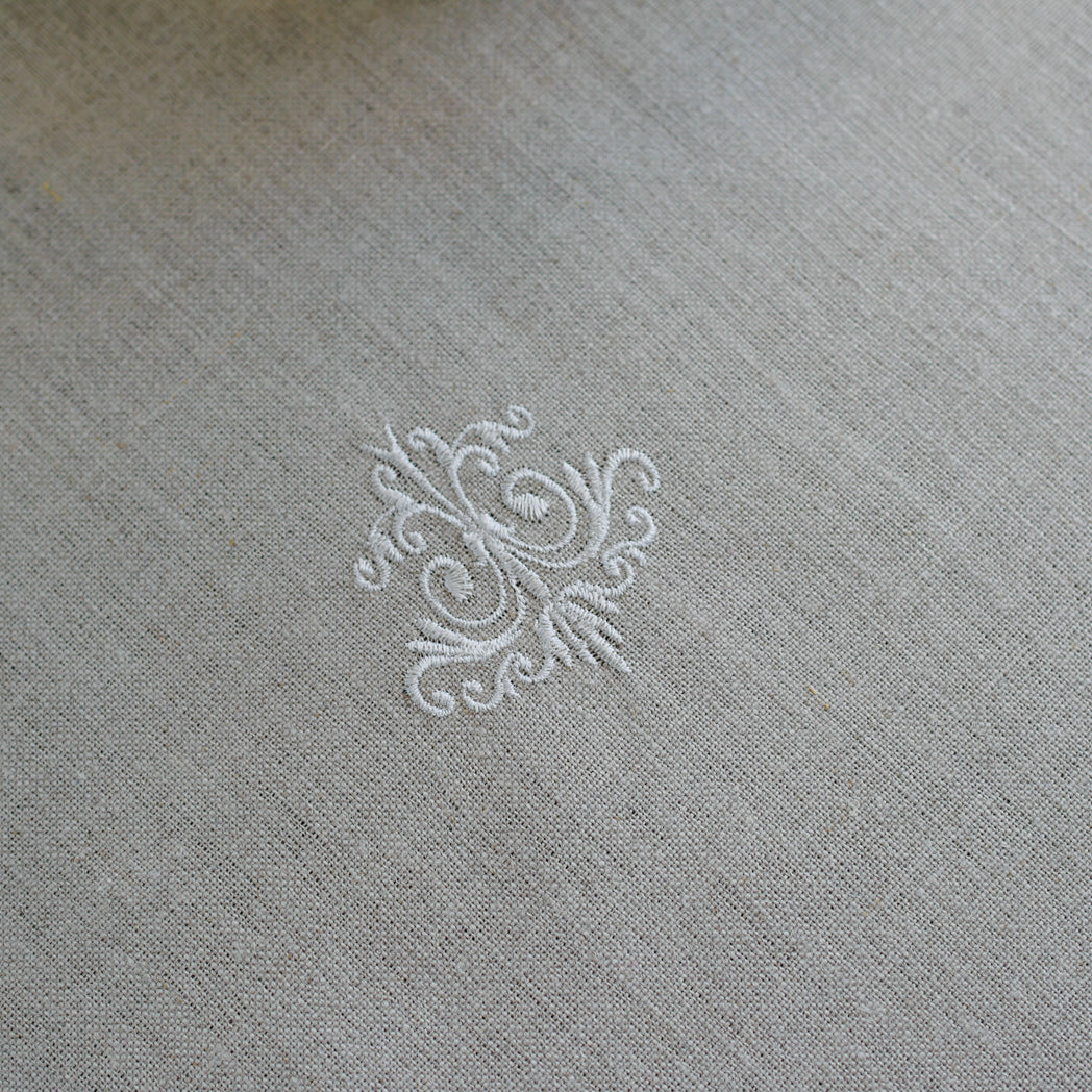 Leinenservietten, mit feiner Stickerei mit Ornamentmotiv. Der elegante und zeitlose Shabby-Chic-Stil!