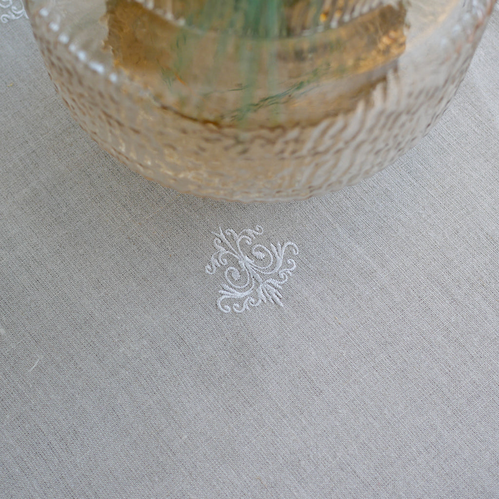 Tischläufer aus Leinen mit feiner Stickerei mit Ornamentmotiv. Um einen eleganten und zeitlosen Tisch im Shabby-Chic-Stil zu decken.
