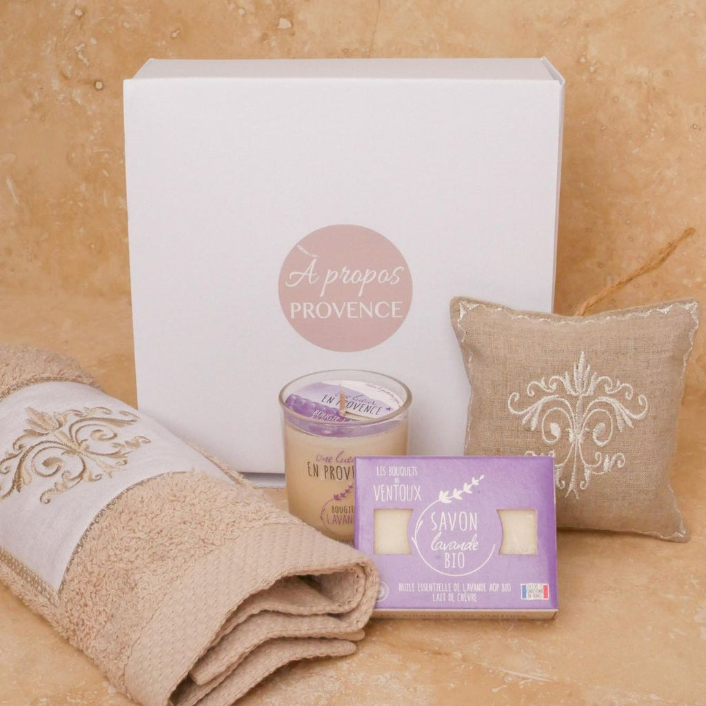 Sind Sie auf der Suche nach einem hochwertigen Geschenk, um jemandem, der Ihnen am Herzen liegt, eine Freude zu machen? Unsere Wellness-Weihnachtsbox ist das perfekte Geschenk zum Wohlfühlen mit einer Lavendelkerze, einer Lavendelseife, einem Lavendesäckschen und ein kleines, hochwertig besticktes Gästehandtuch. 100 % mit Liebe in Frankreich hergestellt.