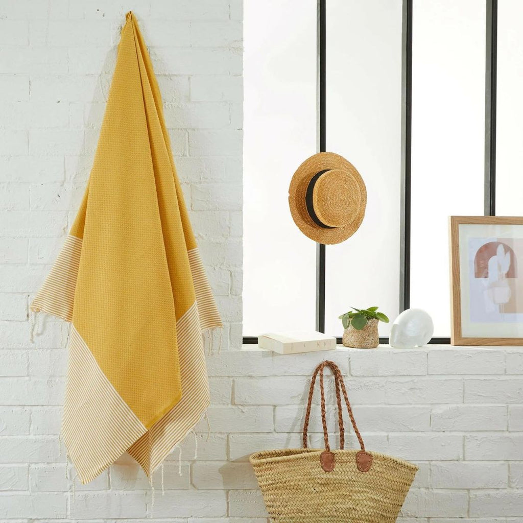 Strandtuch gestreift gelb - Das Must Have für den Sommer! Elegant und schick ist es das unverzichtbare Accessoires für Badezimmer, Strand oder Sauna.
