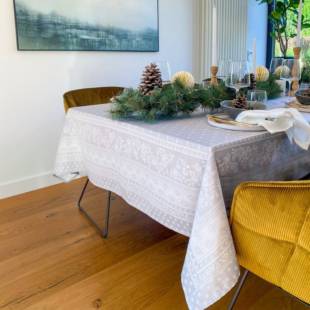 Suchen Sie eine elegante und schicke Tischdecke ? Diese hellgraue Jacquard-Tischdecke mit Fleckenschutz ist der perfekte Verbündete für den Tisch.
