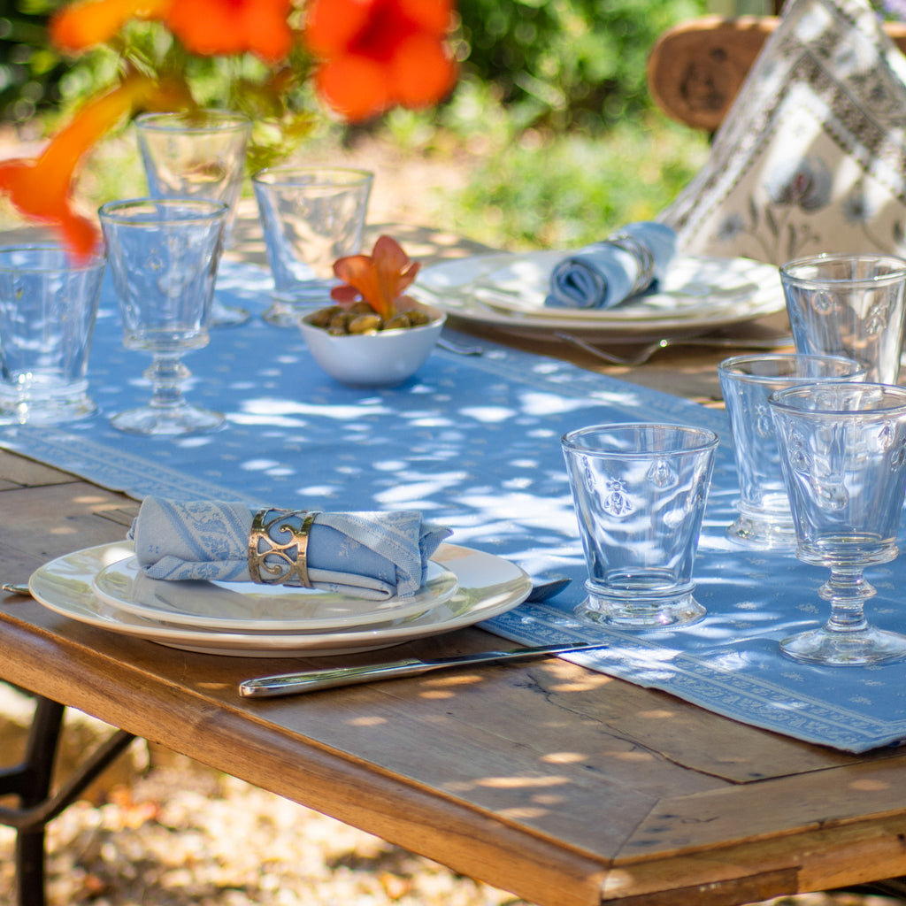 Blauer Tischläufer aus Jacquard mit Fleckschutz