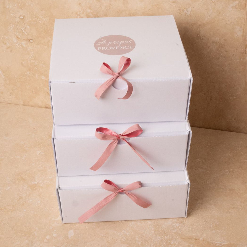 Suchen Sie eine Weihnachtsgeschenkbox mit hochwertigen provenzalischen Produkten? Die Produkte sind die optimalen Begleiter um in der Küche ein Geschmackserlebnis zu zaubern und den wahren Duft aus der Provence zu erleben. Geschenkbox zum Genießen und Kochen. Mit Leinen Geschirrtuch, Lavendelhonig, Lavendelblüten, Lavendelsäckchen, Lavendel-Sträußchen.