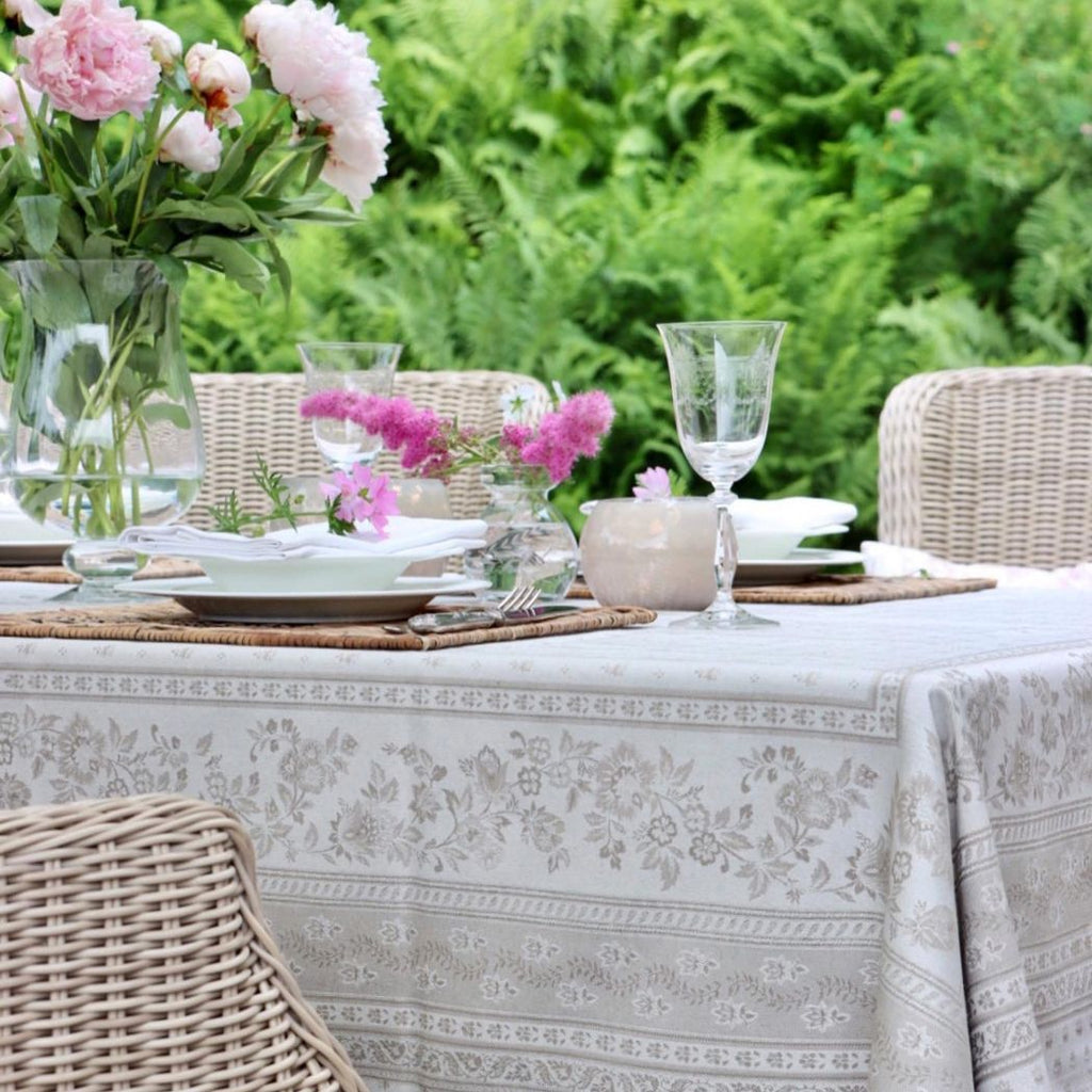 Jacquard-Tischdecke-beige-mit-Fleckenschutz