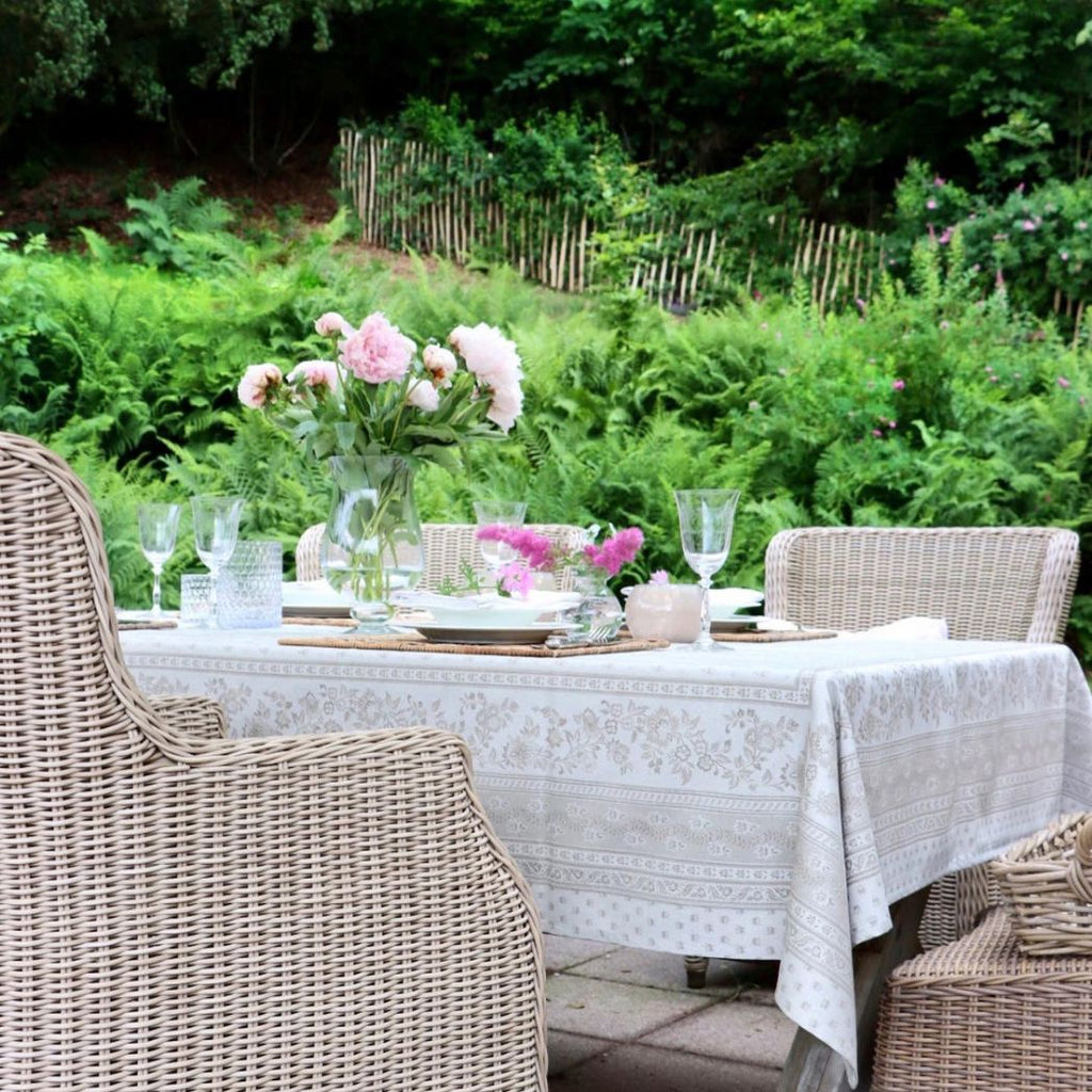 Jacquard-Tischdecke-beige-mit-Fleckenschutz