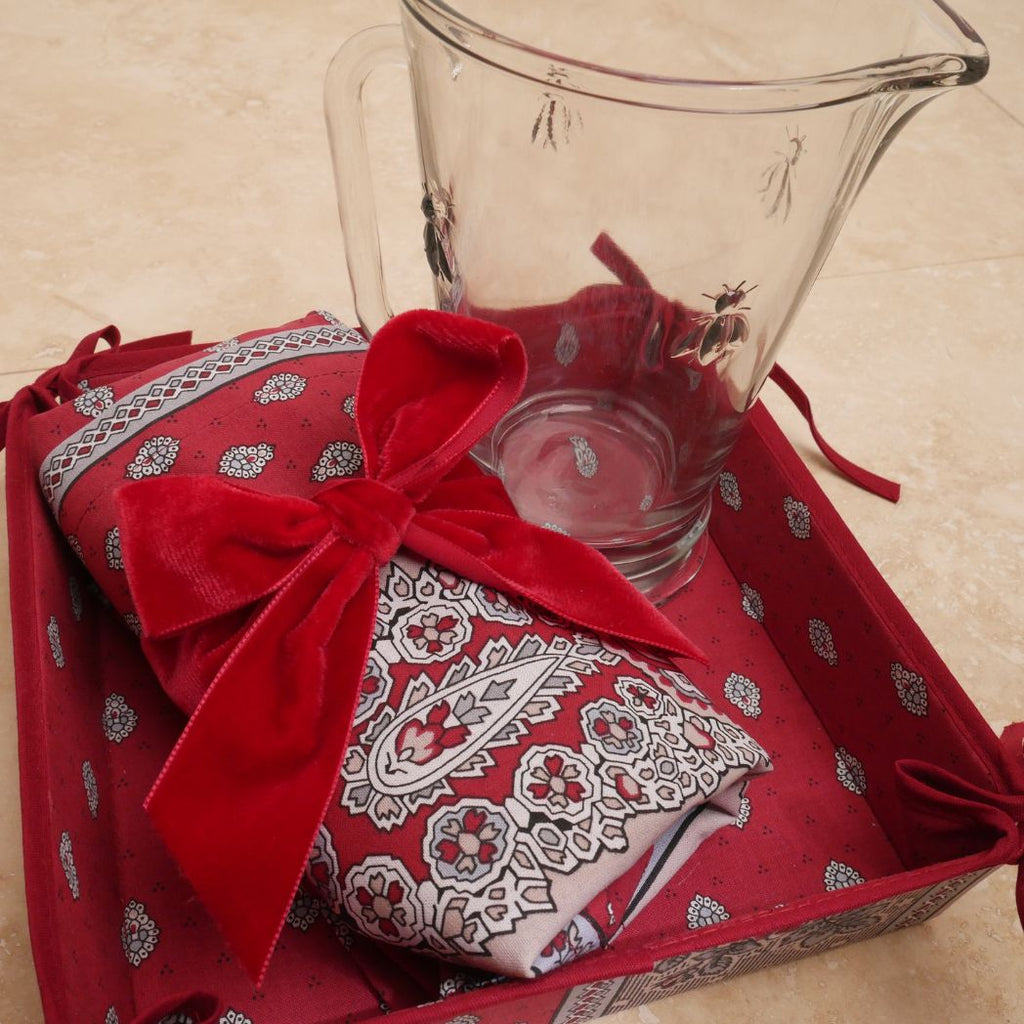 Geschenkbox rot Kochschürze Brotkorb Karaffe aus Frankreich