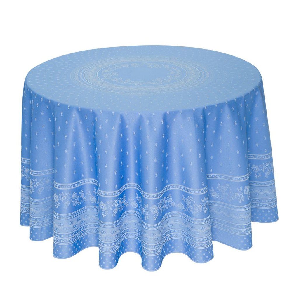 Suchen Sie eine elegante und schicke Tischdecke ? Diese hellblaue Jacquard-Tischdecke mit Fleckenschutz ist der perfekte Verbündete für den Tisch.