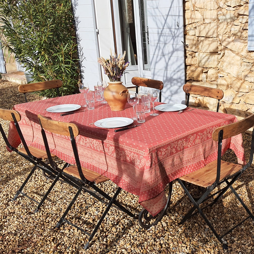 Jacquard Tischdecke mit Flecken-Schutz für den täglichen Gebrauch. Suchen Sie eine schöne, hochwertige Tischdecke? Diese Tischdecke ist perfekt und wird mit ihrer schönen roten Farbe nicht unbemerkt bleiben.