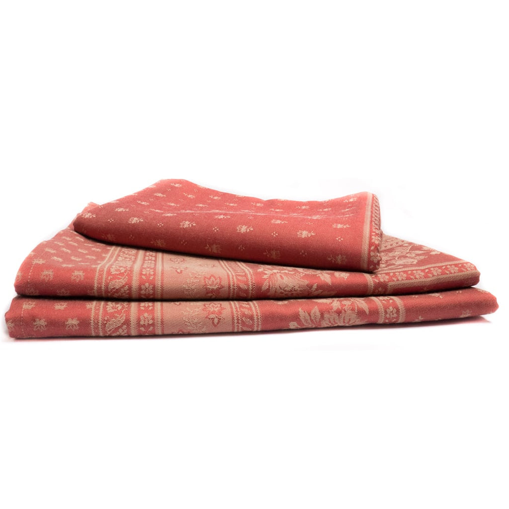 Jacquard Tischdecke mit Flecken-Schutz für den täglichen Gebrauch. Suchen Sie eine schöne, hochwertige Tischdecke für die Feierlichkeiten zum Jahresende oder ein Abendessen mit Freunden? Diese Tischdecke ist perfekt und wird mit ihrer schönen roten Farbe nicht unbemerkt bleiben.